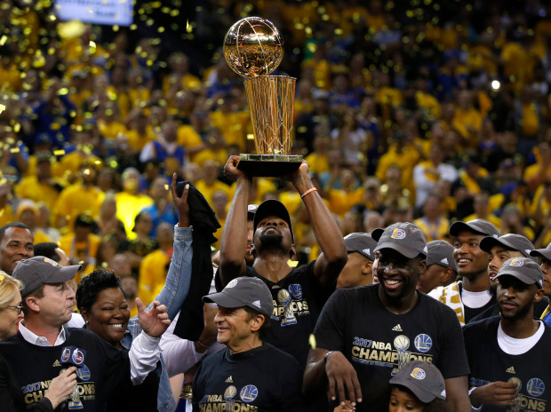 Les Golden State Warriors de San Francisco avec le trophée de la NBA en 2017