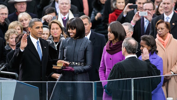 Barack Obama prête serment sur deux bibles lors de son investiture en Janvier 2009