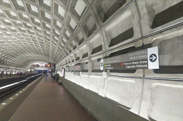 Les panneaux qui indiquent les sorties dans les stations de métro de Washington