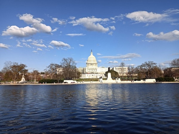 Le Capitole des États-Unis et sa Reflecting Pool, côté ouest