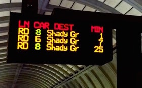 Panneau d'affichage dans une statioin de métro à Washington, DC